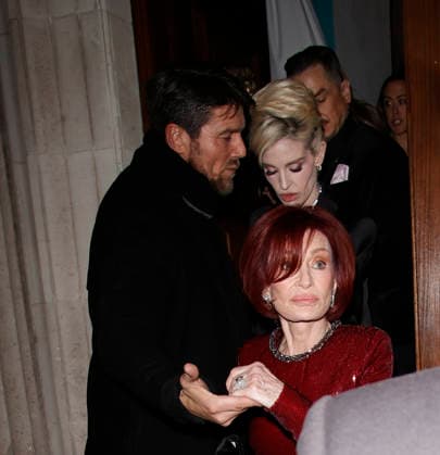 Sharon Osborne and Kelly Osborne England London Sharon Osborne and Kelly Osborne pictured leaving swanky Mayfair restaurant Sharon gives the thumbs up to team Jack as she s pictured leaving Resturant November 26, 2025 in London, England., Credit:James James Smart Pictures Avalon  Copyright: xJamesxJames xSmartxPicturesx xAvalonx 1054812237