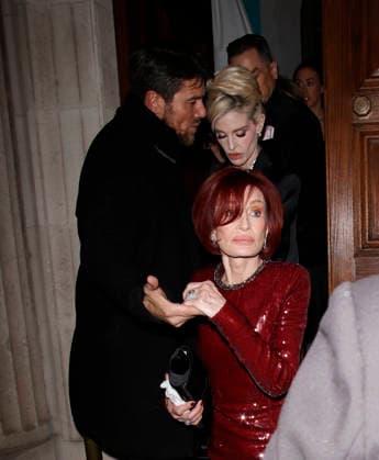 Sharon Osborne and Kelly Osborne England London Sharon Osborne and Kelly Osborne pictured leaving swanky Mayfair restaurant Sharon gives the thumbs up to team Jack as she s pictured leaving Resturant November 26, 2025 in London, England., Credit:James James Smart Pictures Avalon  Copyright: xJamesxJames xSmartxPicturesx xAvalonx 1054812242