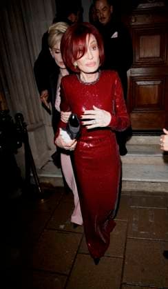 Sharon Osborne and Kelly Osborne England London Sharon Osborne and Kelly Osborne pictured leaving swanky Mayfair restaurant Sharon gives the thumbs up to team Jack as she s pictured leaving Resturant November 26, 2025 in London, England., Credit:James James Smart Pictures Avalon  Copyright: xJamesxJames xSmartxPicturesx xAvalonx 1054812275