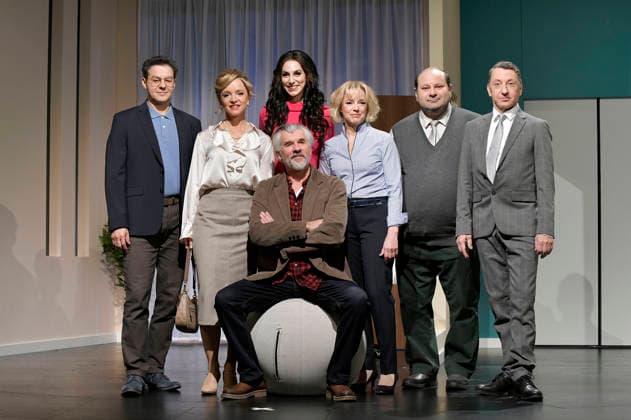 Manolo Palma, Johanna Klante, Daniel Morgenroth, Kim Zarah Langner, Susanne Eisenkolb, Georgios Tsivanoglou and Jens Krause at the photo rehearsal for the play Der Neurosen Kavalier at the Schlosspark Theater Berlin, 26 11 2025 Foto:xM.xBehrensx xFuturexImagex neurosenkavalier_5152