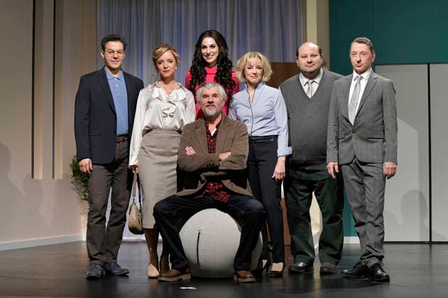 Manolo Palma, Johanna Klante, Daniel Morgenroth, Kim Zarah Langner, Susanne Eisenkolb, Georgios Tsivanoglou and Jens Krause at the photo rehearsal for the play Der Neurosen Kavalier at the Schlosspark Theater Berlin, 26 11 2025 Foto:xM.xBehrensx xFuturexImagex neurosenkavalier_5153