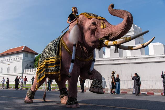 The mahouts and elephants pay respects to the Queen Mother Sirikit in Bangkok, Thailand - 27 Nov 2025 A mahout and an elephant march to pay respect to the Queen Mother Sirikit outside the Royal Grand Palace in Bangkok. Mahouts and the elephants from Ayutthaya Elephant Palace travel from Ayutthaya to Bangkok to pay respect for the Queen Mother Sirikit at the Royal Grand Palace in Bangkok. The Queen Mother Sirikit died at the age of 93 on 24 October 2025 at the Chulalongkorn Hospital. Bangkok Thailand Copyright: xPeeraponxBoonyakiatx xSOPAxImagesx Elephant-7