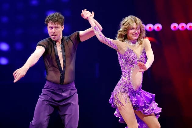 Singer Ella Endlich and professional dancer Valentin Lusin at Lets Dance Die Live Tour in the Lanxess Arena Cologne, 26 11 2025 NRW Germany Copyright: xChristophxHardtx