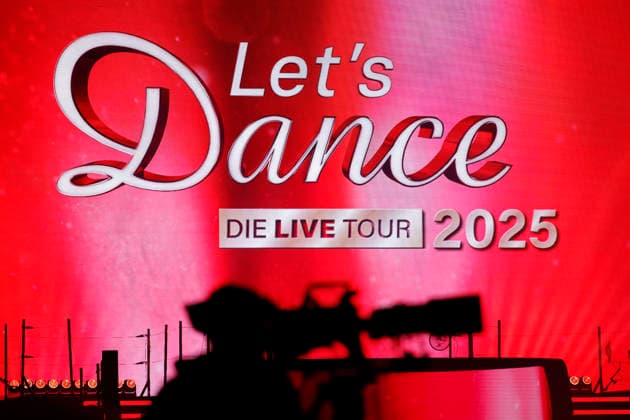 The logo of the Lets Dance Live Tour 2025 on display at Lets Dance The Live Tour in the Lanxess Arena Theme picture, symbolic image Cologne, 26 11 2025 NRW Germany Copyright: xChristophxHardtx