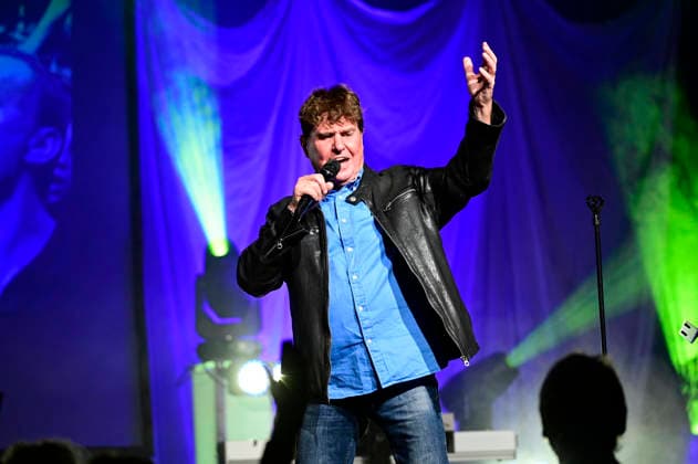 Frank Schöbel live at a concert of his Frank Schöbel zur Weihnachtszeit Tour at the Löbau Exhibition and Event Hall, 27 11 2025 Foto:xM.xWehnertx xFuturexImagex schoebel_5110