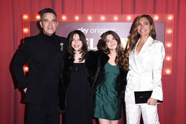 Robbie Williams with daughters Coco Willimas and Teddy Williams and wife Ayda Field at the premiere of the Sky movie Tinsel Town The Wonder of Stoneford at Vue Cinema West End London, 27 11 2025 Foto:xS.xVasx xFuturexImagex tinsel_5162