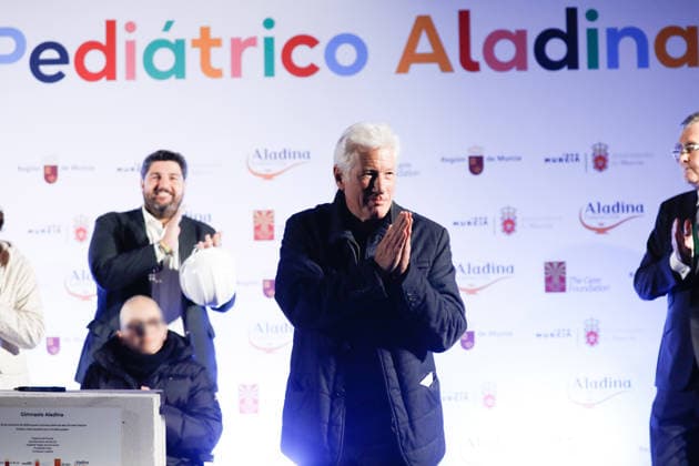 Laying of the first stone of the Aladina Pediatric Gymnasium Actor Richard Gere c during the laying of the first stone of the Aladina Pediatric Gymnasium, at the Hospital Materno Infantil Virgen de La Arrixaca, 28 NOVEMBER 2025, in Murcia Spain The event consists of laying the first stone of what will be the largest pediatric oncology gymnasium in Spain, covering some 400 square meters and with a budget of around one million euros 28 NOVEMBER 2025 GERE ACTOR GYMNASIO FUNDACIÓN ALADINA NIÑOS ONCOLOGÍA Murcia Murcia Espana  Copyright: xEduxBotellax 7134172