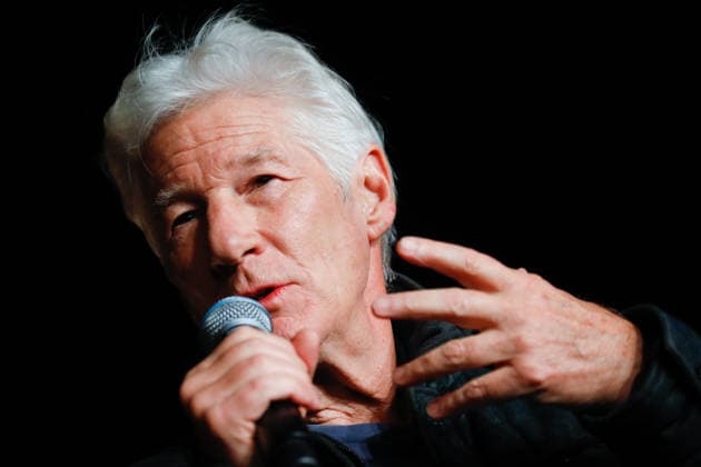 Entertainment Bilder des Tages Switching on of the Christmas lights in Murcia Actor Richard Gere speaks at the lighting of the Great Christmas Tree of Murcia 2025, on November 28, 2025, in Murcia, Spain Along with the mayor, the children of the Aladina Foundation, its president, Paco Arango, and its director, Ishtar Espejo, as well as Richard Gere, participate in the lighting of the tree, co-president of The Gere Foundation This event, as well as the previous one to lay the first stone of the Aladina Pediatric Gymnasium, are focused on raising awareness and funds for children and adolescents with cancer 28 NOVEMBER 2025 LIGHTING OF CHRISTMAS LIGHTS PEDIATRIC FAMOUS FAMOUS CANCER ALADINA FOUNDATION Murcia Murcia Spain Copyright: xEduxBotellax 7134207