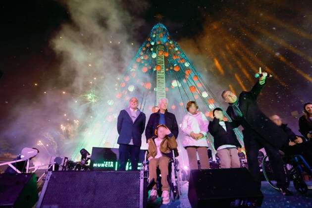 Switching on the Christmas lights in Murcia The president of the Aladina Foundation, Paco Aranga 1i the actor Richard Gere 2i and the mayor of Murcia, José Ballesta 1d , during the lighting of the Great Christmas Tree of Murcia 2025, on November 28, 2025, in Murcia Spain Along with the mayor, the children of the Aladina Foundation, its president, Paco Arango, and its director, Ishtar Espejo, participate in the lighting, Ishtar Espejo as well as Richard Gere, co-chair of The Gere Foundation Both this act and the previous one that have made laying the foundation stone of the Aladina Pediatric Gym, are focused on raising funds for children and adolescents with cancer 28 NOVEMBER 2025 LIGHTING CHRISTMAS LIGHTS PEDIATRIC FAMOUS FAMOUS CANCER AL Copyright: xEduxBotellax 7134222