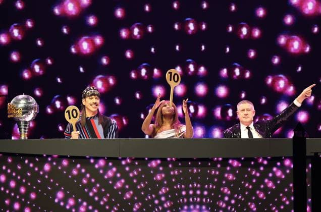 Let s Dance Live Tour 2025 in Erfurt EDITORIAL USE ONLY FOR EDITORIAL USE 28 11 2025, Erfurt, Messehalle, Let™s Dance Das Original Live Tour 2025 in the picture Jorge Gonzalez, Motsi Mabuse and Joachim Llambi in the jury with the score for Diego Pooth and Ekaterina Leonova