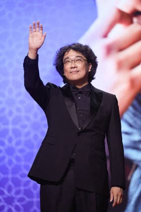 Jury President Bong Joon ho arrives on stage during the Opening Ceremony during the 22nd Marrakech International Film Festival on November 28, 2025 in Marrakech, Morocco Marrakech, Morocco 28 11 2025 451096 2025 11 28 MARRAKECH Morocco  Copyright: xRomualdxMeigneuxx xStarfacex STAR_451096_172