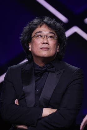 Jury President Bong Joon ho arrives on stage during the Opening Ceremony during the 22nd Marrakech International Film Festival on November 28, 2025 in Marrakech, Morocco Marrakech, Morocco 28 11 2025 451096 2025 11 28 MARRAKECH Morocco  Copyright: xRomualdxMeigneuxx xStarfacex STAR_451096_199