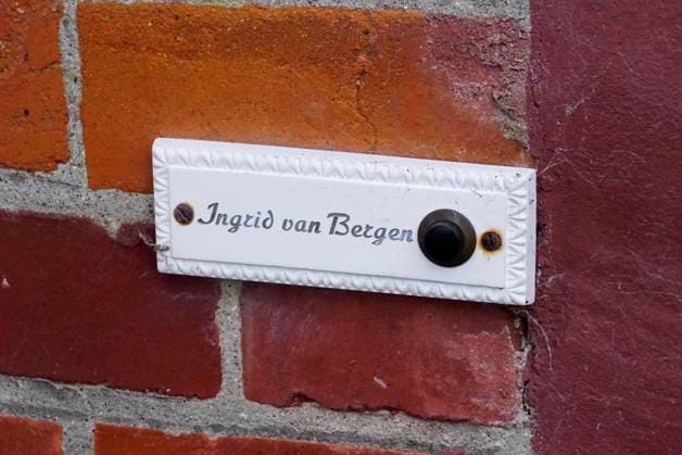 CNTVeyendorf Doorbell with nameplate at the house of the deceased actress Ingrid van Bergen exterior view in Eyendorf municipality in the district of Harburg in Lower Saxony on 29 11 2025 Lower Saxony Germany
