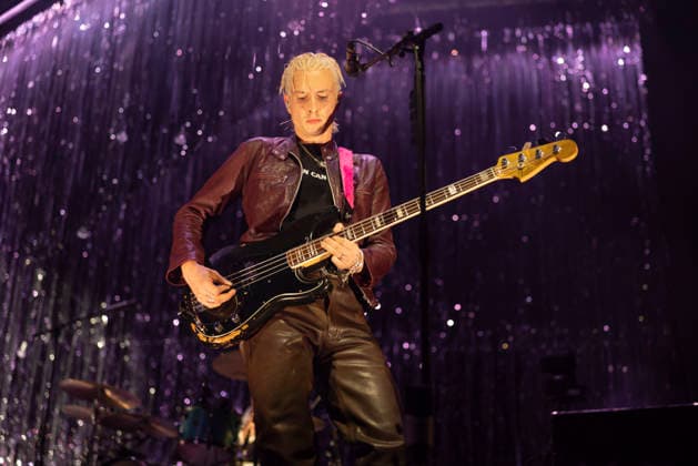 Wolf Alice perform at AO Arena Theo Ellis of Wolf Alice performs at AO Arena, Manchester, England, 28th November 2025, Credit:Mike Gray Avalon  Copyright: xMikexGrayx xAvalonx 1055345184