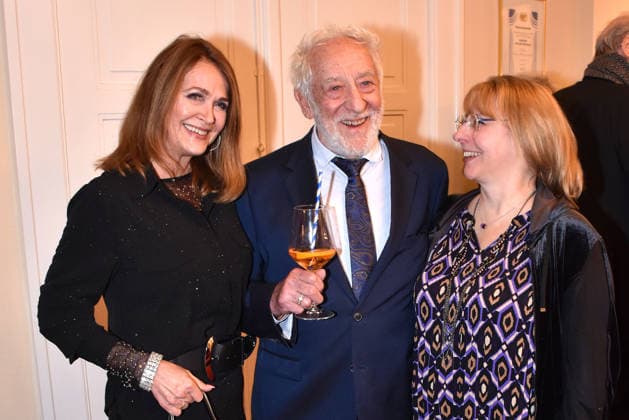 Christiane Zander, Dieter Hallervorden and Nathalie Hallervorden at the Der Neurosen Kavalier Theater Premiere at the Schlossparktheater on 29 11 2025 in Berlin Der Neurosen Kavalier Theater Premiere in Berlin