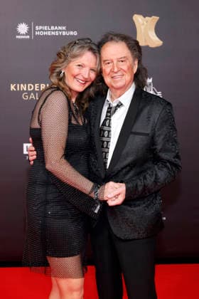Pop singer Chris Andrews with his wife Alexandra Andrews at the 21 Kinderlachen Gala 2025 in the Westfalenhalle Dortmund Dortmund, 29 11 2025 NRW Germany Copyright: xChristophxHardtx
