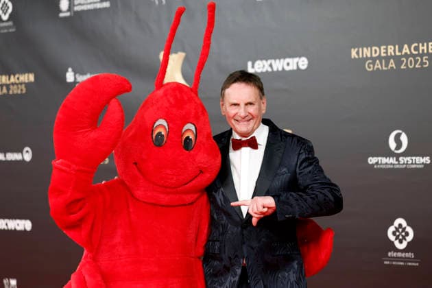 Presenter Peter Illmann with the Kinderlachen e V mascot at the 21 Kinderlachen Gala 2025 in the Westfalenhalle Dortmund Dortmund, 29 11 2025 NRW Germany Copyright: xChristophxHardtx