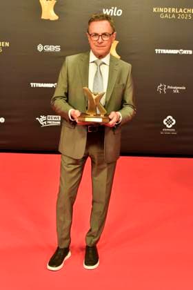 ABBdortmund Ralf Rangnick Award Winner Football Coach Austria Men on the red carpet at the Kinderlachen Gala 2025 in the Westfalenhalleon 29 11 2025 in Dortmund NRW Germany