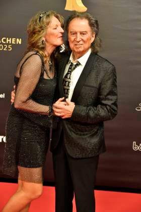 ABBdortmund Alexandra Andrews with husband Chris Andrews Sanger couple as guests on the red carpet at the Kinderlachen Gala 2025 in the Westfalenhalleon 29 11 2025 in Dortmund NRW Germany