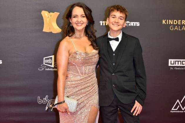 ABBdortmund Susan Albers singer with Neo The Voice Kids as a guest on the red carpet at the Kinderlachen Gala 2025 in the Westfalenhalleon 29 11 2025 in Dortmund NRW Germany
