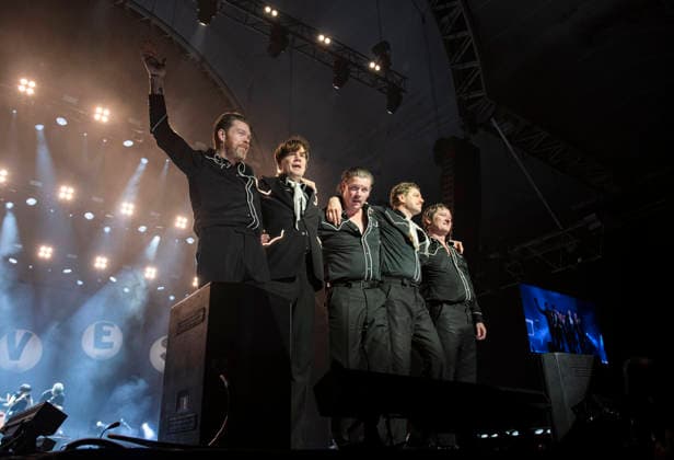 The Hives performing live at Alexandra Palace, London, 29 November 2025 The Hives performing live at Alexandra Palace, London, 29 November 2025 Howlin Pelle Almqvist (Per Almqvist), Nicholaus Arson (Niklas Almqvist), Vigilante Carlstroem (Mikael Karlsson), Chris Dangerous (Christian Grahn), The Johan and Only (Johan Gustafsson) The Hives are a Swedish rock band that rose to prominence in the early 2000s during the garage rock revival. Their mainstream success came with the release of the album Veni Vidi Vicious, containing the anthem Hate to Say I Told You So . The band have been acclaimed by music critics as one of the best live rock bands in current music. This is their The Hives Forever Forever The Hives - World Tour 2025, Credit:Dafy  Copyright: xDafyddxOwenx xAvalonx 1055520372