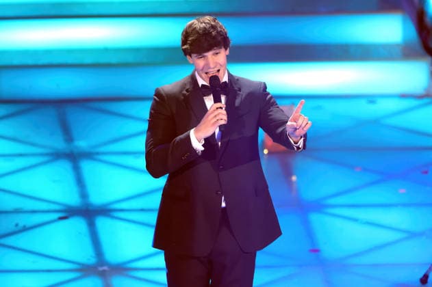 ARD: Das Adventsfest der 100.000 Lichter . Sänger Wincent Weiss während der ARD Fernsehshow Das Adventsfest der 100.000 Lichter am 29.11.2025 in Suhl. 20251129SBK0015