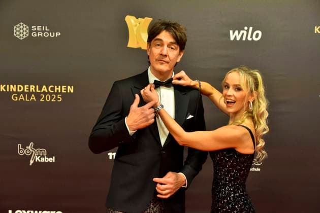 ABBdortmund Matze Knop , Nika Krosny Wosz presenter duo on the red carpet at the Kinderlachen Gala 2025 in the Westfalenhalleon 29 11 2025 in Dortmund NRW Germany