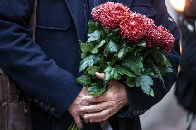 RUSSIA, MOSCOW - NOVEMBER 30, 2025: A man holds a bunch of chrysanthemums during a farewell ceremony for the late actor Vsevolod Shilovsky at Shilovsky Moscow Theatre Studio. Vsevolod Shilovsky passed away on 26 November 2025 at the age of 87.  86078405