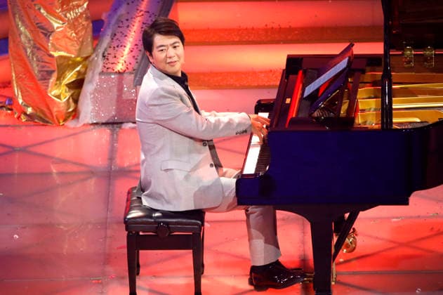 Lang Lang in the ARD TV show Das Adventsfest der 100 000 Lichter 2025 at the Congress Center Suhl Suhl, 29 11 2025 Foto:xAgenturxWehnertx xGränzdörferx xFuturexImagex advendsfest_5199
