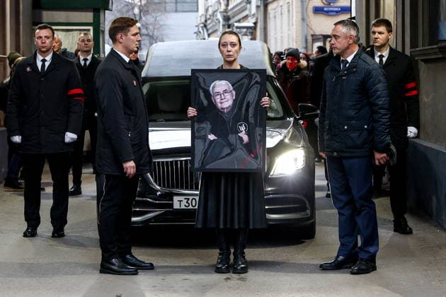RUSSIA, MOSCOW - NOVEMBER 30, 2025: A funeral procession is held after a farewell ceremony for the late actor Vsevolod Shilovsky at Shilovsky Moscow Theatre Studio. Vsevolod Shilovsky passed away on 26 November 2025 at the age of 87. Moscow Russia  - ZUMAt113 20251130_zaa_t113_177 Copyright: xSergeixBulkinx