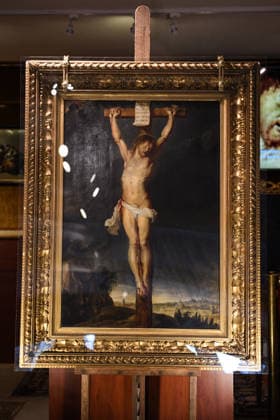Rubens Painting Christ on the Cross Sold for Ä2.3 Million - Versailles The painting Christ on the Cross (Le Christ en croix, 1614–1615) by Flemish master Peter Paul Rubens was sold for Ä2.3 million at an auction in Versailles, France, on November 30, 2025. After being found in a private Paris mansion, the painting shocked the art world and drew major attention from international collectors, museums, and historians. Photo by Florian Poitout ABACAPRESS.COM Versailles France  Copyright: xPoitoutxFlorian ABACAx