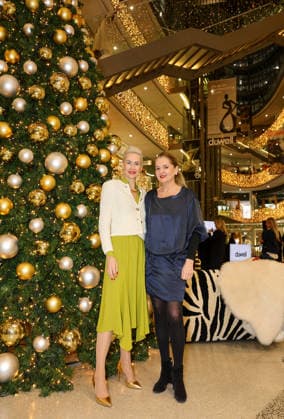 DÜWELL Public Opening Event Jeannine Halene, host of the evening and owner of the agency Rheinschurken with Dr. Sylvia Nielius from Völkel Real Estate at the Christmas tree Düsseldorf DÜWELL NRW Germany
