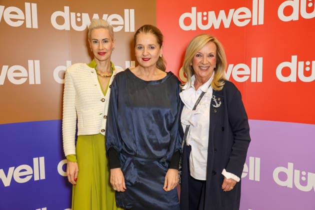DÜWELL Public Opening Event L R Presenter and owner of the agency Rheinschurken, Jeannine Halene , Center Manager Dr Sylvia Nielius, Völkel Real Estate, with Strandfrein designer Uta Raasch Düsseldorf DÜWELL NRW Germany