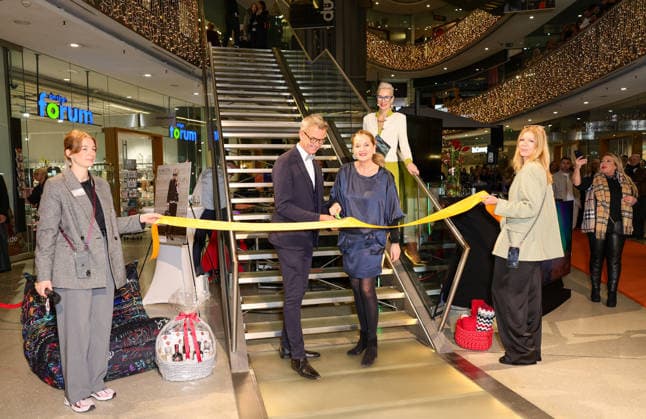 DÜWELL Public Opening Event Center Manager Dr Sylvia Nielius, Völkel Real Estate m with Düsseldorfs Mayor Josef Hinkel cut the yellow ribbon for the official opening, behind her Jeannine Halene , owner of the agency Rheinschurken moderates the event Düsseldorf DÜWELL NRW Germany