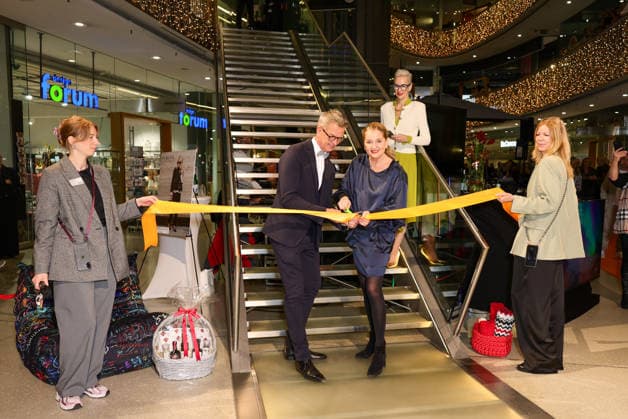 DÜWELL Public Opening Event Center Manager Dr Sylvia Nielius, Völkel Real Estate m with Düsseldorfs Mayor Josef Hinkel cut the yellow ribbon for the official opening, behind her Jeannine Halene , owner of the agency Rheinschurken moderates the event Düsseldorf DÜWELL NRW Germany