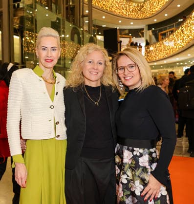 DÜWELL Public Opening Event L R Jeannine Halene, owner of the Rheinschurken agency, Caroline Schmitt, Dornbracht board member and Anke Heppner from DOUGLAS Düsseldorf DÜWELL NRW Germany