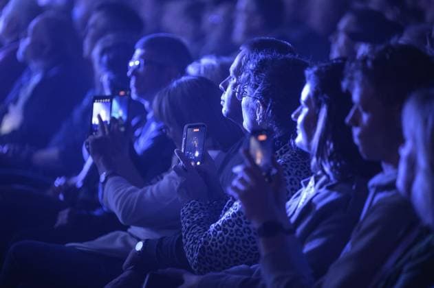 Oberhausen Night Of The Proms FOR EDITORIAL PURPOSES ONLY EDITORIAL USE ONLY p Spectators film the Night Of The Proms with their smartphones on Sunday, November 30, 2025, in the Arena in Oberhausen Oberhausen Copyright UwexErnst Copyright: UwexErnst doc83hrjv5wotwtw69paqd ,EDITORIAL USE ONLY Copyright: UwexErnst