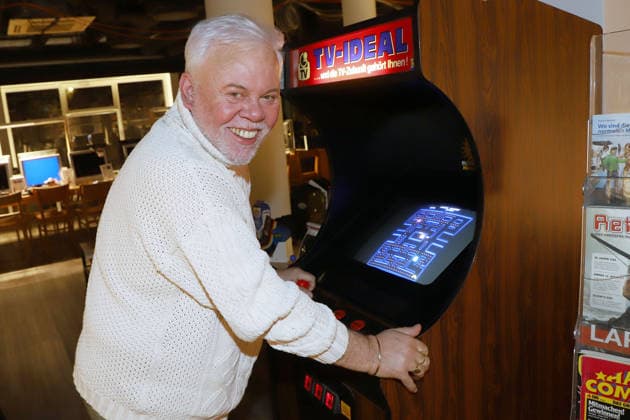 Visit to the Barmbek Christmas market Taco Ockerse, Taco Ockerse Dutch pop singer, Puttin™ on the Ritz Thorsten Laussch Actor, TV and radio presenter visits the Barmbek Christmas market and then the Retro Spiele Club playable computer games museum in Fuhksbuettler Strasse , Hamnburg, 30 11 2025 Copyright: xEventpressxBecherx