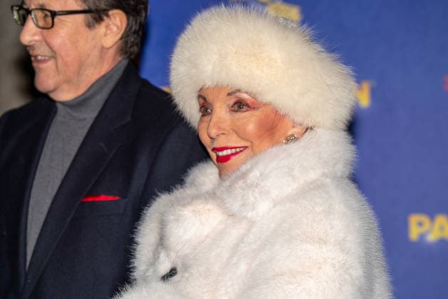 Paddington The Musical Word Premiere in London - 30 Nov 2025 Joan Collins seen arriving on the Blue Carpet during the Paddington The Musical World Premiere opens in the West End, London. London United Kingdom Copyright: xBonniexBritainx xSOPAxImagesx BNS02397