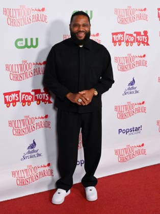 November 30, 2025, Hollywood, California, USA: American actor, comedian, and television host ANTHONY ANDERSON attends the 93rd Annual Hollywood Christmas Parade: Hollywood RED CARPET. Hollywood USA - ZUMAb173 20251130_aap_b173_010 Copyright: xBillyxBennightx