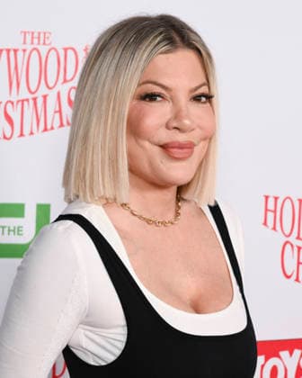 November 30, 2025, Hollywood, California, USA: American actress TORI SPELLING attends the 93rd Annual Hollywood Christmas Parade: Hollywood RED CARPET. Hollywood USA - ZUMAb173 20251130_aap_b173_023 Copyright: xBillyxBennightx