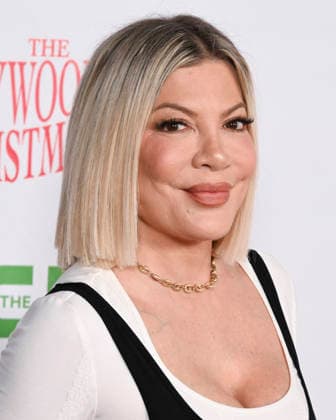 November 30, 2025, Hollywood, California, USA: American actress TORI SPELLING attends the 93rd Annual Hollywood Christmas Parade: Hollywood RED CARPET. Hollywood USA - ZUMAb173 20251130_aap_b173_033 Copyright: xBillyxBennightx