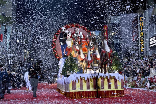 93rd Hollywood Christmas Parade in California CALIFORNIA, UNITED STATES - NOVEMBER 30: Cortney Lofton as Santa Clause greets the crowd at the 93rd Hollywood Christmas Parade in Hollywood of Los Angeles, California, United States on November 30, 2025. Tayfun Coskun Anadolu California United States. Editorial use only. Please get in touch for any other usage.  Copyright: x2025xAnadoluxTayfunxCoskunx