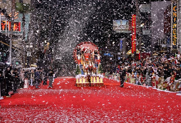 93rd Hollywood Christmas Parade in California CALIFORNIA, UNITED STATES - NOVEMBER 30: Cortney Lofton as Santa Clause greets the crowd at the 93rd Hollywood Christmas Parade in Hollywood of Los Angeles, California, United States on November 30, 2025. Tayfun Coskun Anadolu California United States. Editorial use only. Please get in touch for any other usage.  Copyright: x2025xAnadoluxTayfunxCoskunx