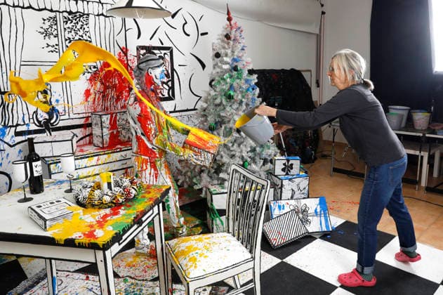 Bodyart Color Christmas Splash Performance with model Tatjana Heinz and assistant Michaela at Studio Düsterwald Hameln, 30 11 2025 BodyArt artist Jörg Düsterwald Foto:xT.xSkupinx xFuturexImagex christmas_splash_5108