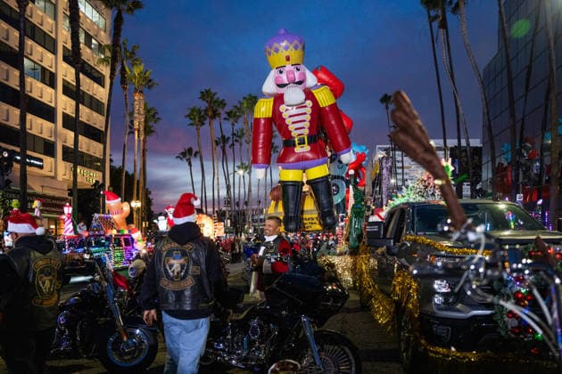 HOLLYWOOD, CALIFORNIA - NOVEMBER 30: Performers are ready for the 93rd Annual Hollywood Christmas Parade on November 30, 2025 in Hollywood, California.  Copyright: xVCGx 111606900217