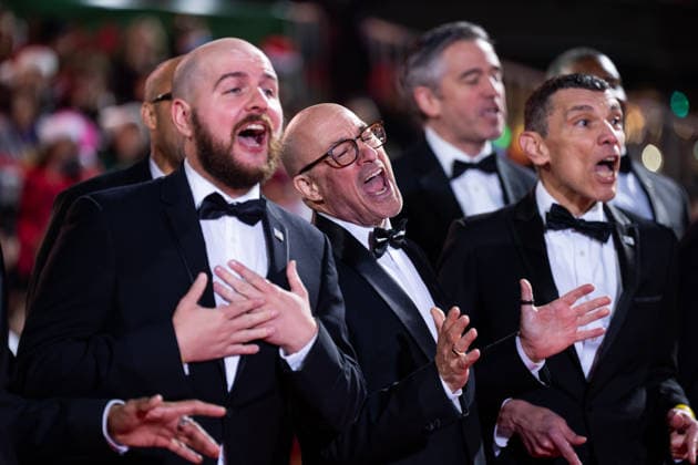 HOLLYWOOD, CALIFORNIA - NOVEMBER 30: Performers sing a sing during the 93rd Annual Hollywood Christmas Parade on November 30, 2025 in Hollywood, California.  Copyright: xVCGx 111606900218