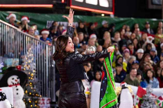 HOLLYWOOD, CALIFORNIA - NOVEMBER 30: A performer does magic tricks during the 93rd Annual Hollywood Christmas Parade on November 30, 2025 in Hollywood, California.  Copyright: xVCGx 111606900219