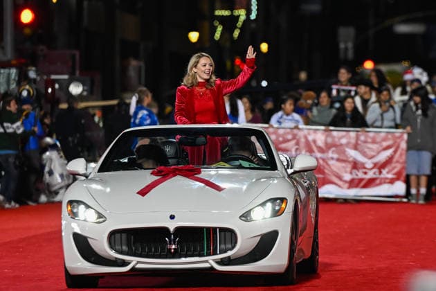 93rd Hollywood Christmas Parade in California HOLLYWOOD, CALIFORNIA - NOV 30: Singer Sarah Reeves greets the crowd during the 93rd Hollywood Christmas Parade in Hollywood of Los Angeles, California, United States on November 30, 2025. Tayfun Coskun Anadolu California United States. Editorial use only. Please get in touch for any other usage.  Copyright: x2025xAnadoluxTayfunxCoskunx
