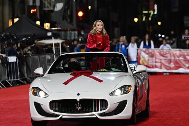 93rd Hollywood Christmas Parade in California HOLLYWOOD, CALIFORNIA - NOV 30: Singer Sarah Reeves greets the crowd during the 93rd Hollywood Christmas Parade in Hollywood of Los Angeles, California, United States on November 30, 2025. Tayfun Coskun Anadolu California United States. Editorial use only. Please get in touch for any other usage.  Copyright: x2025xAnadoluxTayfunxCoskunx